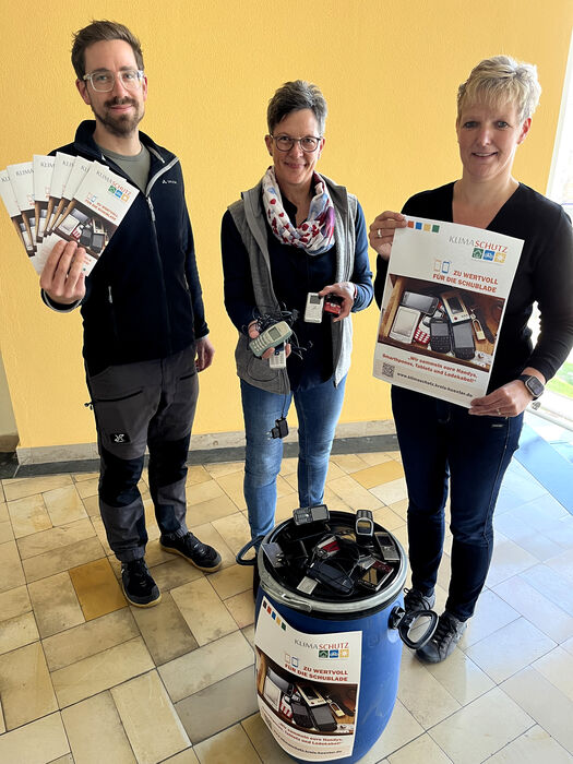 Nicolas Witschorek, Dr. Kathrin Weiß und Martina Krog werben für die Aktion 'Handysammlung - zu wertvoll für die Schublade' Foto: Kreis Höxter