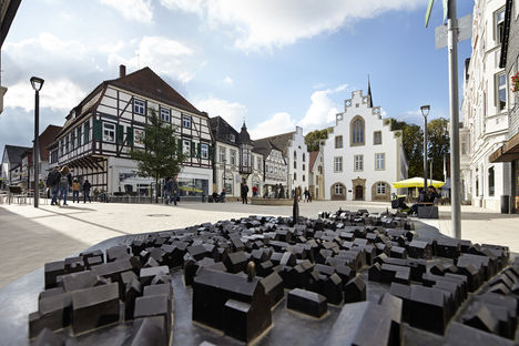 Marktplatz von Brakel mit Blick auf das Rathaus.